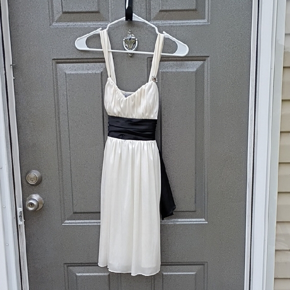 Trixxi Cream Midi Dress with Black Accent Size 2 - Picture 1 of 8